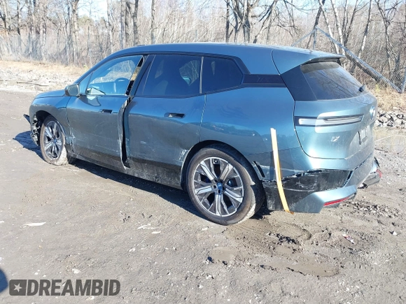 2025 BMW iX xDrive50 z VIN WB523CF09SCS94052, wystawiony jako IAAI lot #41822349 z przebiegiem 1233 mil mil oraz . Historia ofert i sprzedaży dostępna na DreamBid. Obrazek 3.