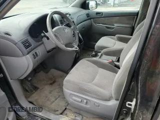 2008 Toyota Sienna CE z VIN 5TDZK23C18S127223, wystawiony jako Copart lot #58205595 z przebiegiem Nie podano mil oraz Czysty tytuł • Clean title. Historia ofert i sprzedaży dostępna na DreamBid. Obrazek 7.