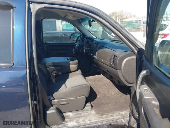 2011 Chevrolet Silverado 1500 LT with VIN 1GCRCSE04BZ376640, listed as a IAAI auction lot 41989430 with 199,355 mi miles. Bid and sale history available at carsss.com. Image 5.