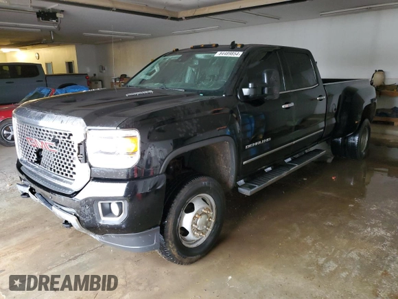 2015 GMC Sierra 3500HD Denali z VIN 1GT424E85FF130203, wystawiony jako Copart lot #84489854 z przebiegiem 211 289 mil mil oraz Szkoda całkowita • Salvage title. Historia ofert i sprzedaży dostępna na DreamBid. Obrazek 1.