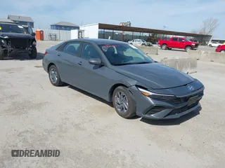 2024 Hyundai Elantra SEL z VIN KMHLM4DG3RU792467, wystawiony jako IAAI lot #41826597 z przebiegiem 9 216 mil mil oraz . Historia ofert i sprzedaży dostępna na DreamBid. Obrazek 1.
