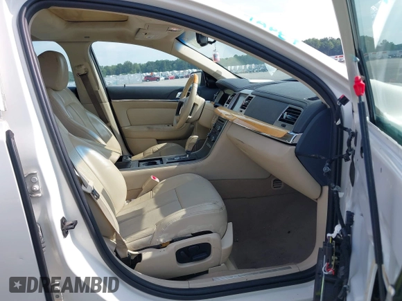 2009 Lincoln MKS z VIN 1LNHM94R59G620735, wystawiony jako IAAI lot #39793140 z przebiegiem 147 201 mil mil oraz . Historia ofert i sprzedaży dostępna na DreamBid. Obrazek 5.