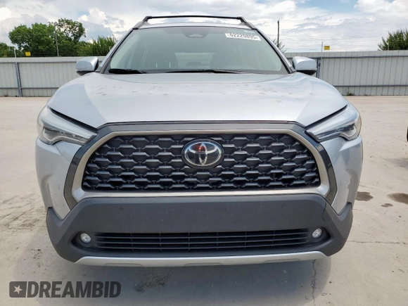 2023 Toyota Corolla Cross XLE z VIN 7MUDAAAG8PV046530, wystawiony jako Copart lot #62220895 z przebiegiem 25 941 mil mil oraz Szkoda całkowita • Salvage title. Historia ofert i sprzedaży dostępna na DreamBid. Obrazek 5.