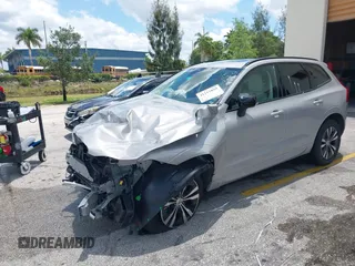 2024 Volvo XC60 Core Dark Theme z VIN YV4L12RK1R1908391, wystawiony jako IAAI lot #41212899 z przebiegiem 9083 mil mil oraz . Historia ofert i sprzedaży dostępna na DreamBid. Obrazek 2.