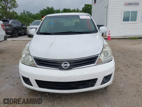 2011 Nissan Versa S z VIN 3N1BC1CP2BL443855, wystawiony jako IAAI lot #42337342 z przebiegiem 155 166 mil mil oraz . Historia ofert i sprzedaży dostępna na DreamBid. Obrazek 6.