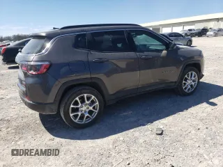 2023 Jeep Compass Latitude Lux z VIN 3C4NJDFNXPT571635, wystawiony jako Copart lot #49438395 z przebiegiem 12 019 mil mil oraz Szkoda całkowita • Salvage title. Historia ofert i sprzedaży dostępna na DreamBid. Obrazek 3.