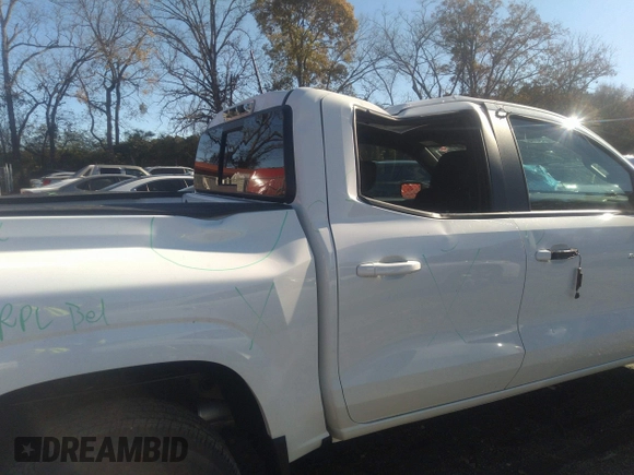 2024 Chevrolet Colorado 2WD LT z VIN 1GCPSCEKXR1255752, wystawiony jako IAAI lot #40898978 z przebiegiem 100 mil mil oraz . Historia ofert i sprzedaży dostępna na DreamBid. Obrazek 6.