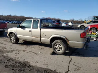 2001 Chevrolet S-10 LS with VIN 1GCDT19W618242218, listed as a Copart auction lot 51921875 with 156,887 mi miles and Salvage Title. Bid and sale history available at DreamBid. Image 2.