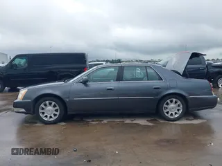 2009 Cadillac DTS 1SA z VIN 1G6KD57Y79U110350, wystawiony jako IAAI lot #42082318 z przebiegiem 94 369 mil mil oraz . Historia ofert i sprzedaży dostępna na DreamBid. Obrazek 14.