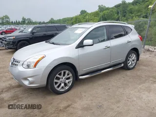 2011 Nissan Rogue SV z VIN JN8AS5MV8BW679232, wystawiony jako IAAI lot #42508786 z przebiegiem 129 632 mil mil oraz . Historia ofert i sprzedaży dostępna na DreamBid. Obrazek 2.