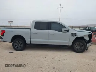 2023 Ford F-150 Lightning Pro z VIN 1FTVW1EL7PWG19070, wystawiony jako IAAI lot #41536193 z przebiegiem 22 654 mil mil oraz . Historia ofert i sprzedaży dostępna na DreamBid. Obrazek 14.