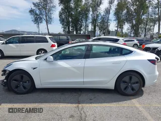 2018 Tesla Model 3 Long Range Battery z VIN 5YJ3E1EA8JF162130, wystawiony jako IAAI lot #41933015 z przebiegiem 50 081 mil mil oraz . Historia ofert i sprzedaży dostępna na DreamBid. Obrazek 15.