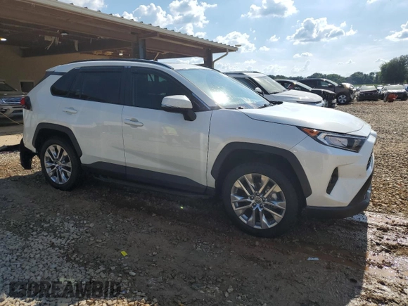 2021 Toyota RAV4 XLE Premium z VIN 2T3C1RFV0MW134008, wystawiony jako Copart lot #62676445 z przebiegiem 61 115 mil mil oraz Szkoda całkowita • Salvage title. Historia ofert i sprzedaży dostępna na DreamBid. Obrazek 4.