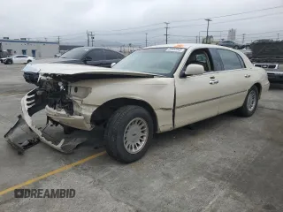 2002 Lincoln Town Car Ultimate L z VIN 1LNHM85W22Y630959, wystawiony jako Copart lot #55853945 z przebiegiem 45 622 mil mil oraz Szkoda całkowita • Salvage title. Historia ofert i sprzedaży dostępna na DreamBid. Obrazek 1.