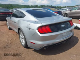 2018 Ford Mustang EcoBoost z VIN 1FA6P8TH6J5174509, wystawiony jako IAAI lot #42627744 z przebiegiem 83 093 mil mil oraz . Historia ofert i sprzedaży dostępna na DreamBid. Obrazek 3.