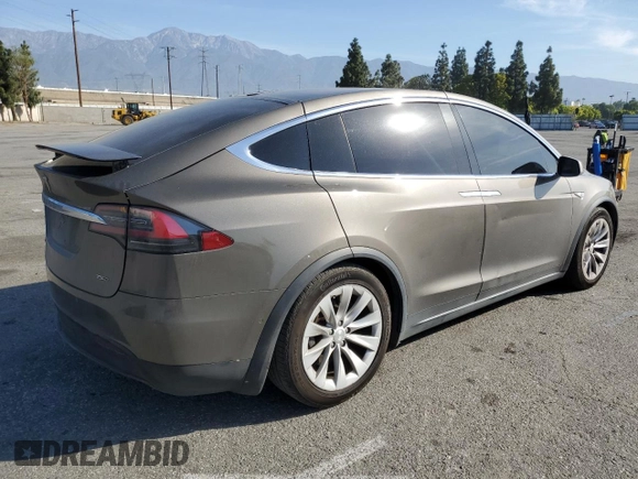 2016 Tesla Model X 70D z VIN 5YJXCBE23GF010836, wystawiony jako Copart lot #57512055 z przebiegiem 115 475 mil mil oraz Szkody całkowita. Historia ofert i sprzedaży dostępna na DreamBid. Obrazek 3.