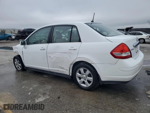 2009 Nissan Versa S z VIN 3N1BC11E09L352045, wystawiony jako Copart lot #46843955 z przebiegiem 170 741 mil mil oraz Szkoda całkowita • Salvage title. Historia ofert i sprzedaży dostępna na DreamBid. Obrazek 2.
