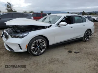 2024 BMW i5 eDrive40 z VIN WBY33FK09RCR63560, wystawiony jako Copart lot #72055444 z przebiegiem 2973 mil mil oraz Szkody całkowita. Historia ofert i sprzedaży dostępna na DreamBid. Obrazek 1.