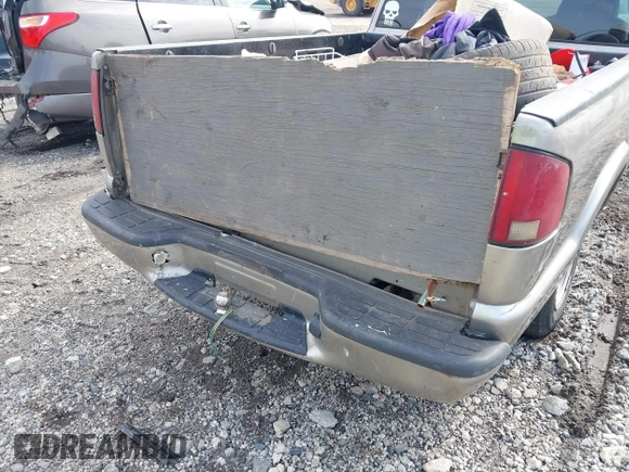 2002 Chevrolet S-10 LS with VIN 1GCCS19W628121477, listed as a IAAI auction lot 41470670 with 257,021 mi miles and . Bid and sale history available at DreamBid. Image 6.