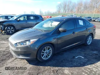 2018 Ford Focus SE z VIN 1FADP3F2XJL295508, wystawiony jako IAAI lot #41608216 z przebiegiem 89 696 mil mil oraz . Historia ofert i sprzedaży dostępna na DreamBid. Obrazek 17.