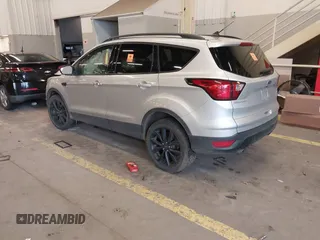 2019 Ford Escape SE z VIN 1FMCU9GD4KUB06392, wystawiony jako IAAI lot #41841682 z przebiegiem 92 488 mil mil oraz . Historia ofert i sprzedaży dostępna na DreamBid. Obrazek 3.