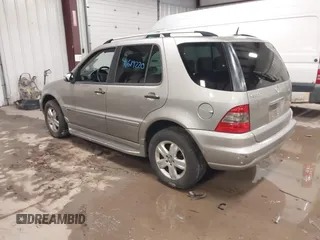 2005 Mercedes-Benz M 500 z VIN 4JGAB75E65A543619, wystawiony jako IAAI lot #41619220 z przebiegiem 140 485 mil mil oraz . Historia ofert i sprzedaży dostępna na DreamBid. Obrazek 3.
