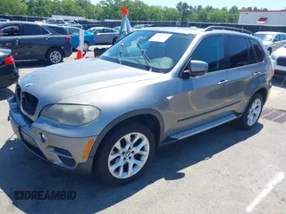 2011 BMW X5 35i z VIN 5UXZV4C57BL410981, wystawiony jako IAAI lot #42126240 z przebiegiem 160 473 mil mil oraz . Historia ofert i sprzedaży dostępna na DreamBid. Obrazek 2.