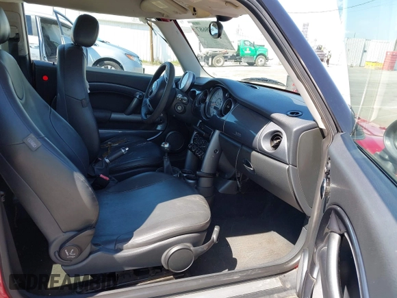 2004 MINI Hardtop with VIN WMWRC33484TC55840, listed as a IAAI auction lot 42088687 with 135,353 mi miles and . Bid and sale history available at DreamBid. Image 5.