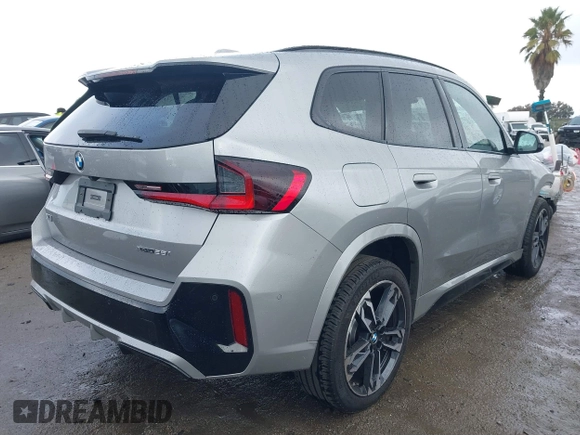 2023 BMW X1 xDrive28i z VIN WBX73EF02P5X48940, wystawiony jako IAAI lot #41528706 z przebiegiem 10 683 mil mil oraz . Historia ofert i sprzedaży dostępna na DreamBid. Obrazek 4.