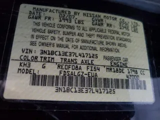 2007 Nissan Versa S z VIN 3N1BC13E37L417125, wystawiony jako Copart lot #57256915 z przebiegiem 131 961 mil mil oraz Szkoda całkowita • Salvage title. Historia ofert i sprzedaży dostępna na DreamBid. Obrazek 12.