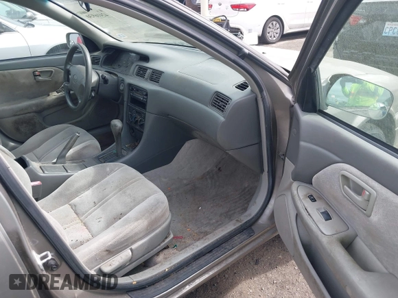 1998 Toyota Camry LE z VIN 4T1BF22K2WU042166, wystawiony jako IAAI lot #42416930 z przebiegiem 124 809 mil mil oraz . Historia ofert i sprzedaży dostępna na DreamBid. Obrazek 5.