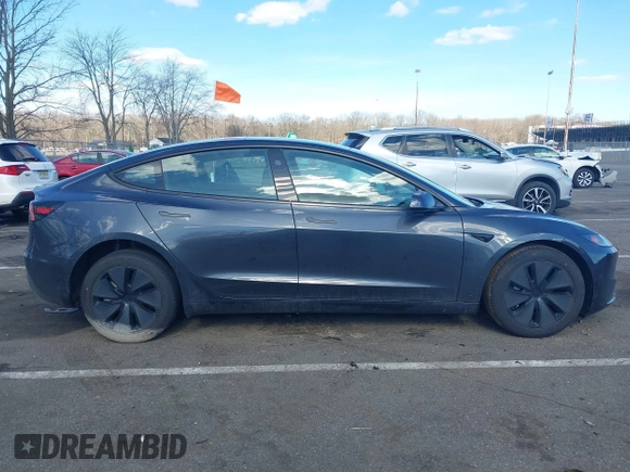 2025 Tesla Model 3 Long Range z VIN 5YJ3E1EBXSF913691, wystawiony jako IAAI lot #41699545 z przebiegiem 3 609 mil mil oraz . Historia ofert i sprzedaży dostępna na DreamBid. Obrazek 13.