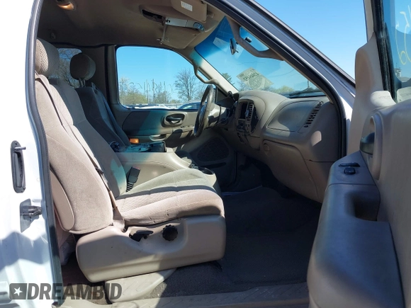 2001 Ford F-150 XL z VIN 1FTRX17L61NB26764, wystawiony jako IAAI lot #42049452 z przebiegiem 242 585 mil mil oraz . Historia ofert i sprzedaży dostępna na DreamBid. Obrazek 5.