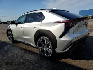 2024 Toyota bZ4X XLE z VIN JTMABACA3RA085576, wystawiony jako Copart lot #64452935 z przebiegiem 8 289 mil mil oraz Czysty tytuł • Clean title. Historia ofert i sprzedaży dostępna na DreamBid. Obrazek 2.