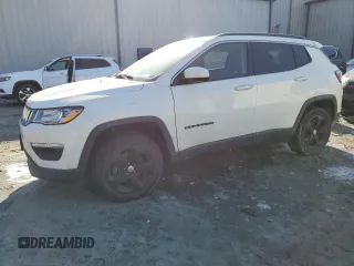 2019 Jeep Compass Latitude z VIN 3C4NJDBB4KT690639, wystawiony jako Copart lot #42212075 z przebiegiem 77 258 mil mil oraz Czysty tytuł • Clean title. Historia ofert i sprzedaży dostępna na DreamBid. Obrazek 1.