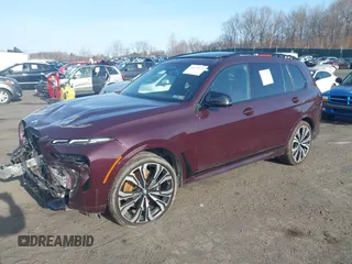 2023 BMW X7 M60i z VIN 5UX33EM03P9R02884, wystawiony jako IAAI lot #41879035 z przebiegiem 45 466 mil mil oraz . Historia ofert i sprzedaży dostępna na DreamBid. Obrazek 2.
