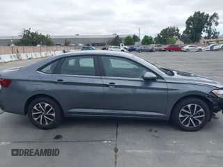2024 Volkswagen Jetta S z VIN 3VW5M7BUXRM043609, wystawiony jako IAAI lot #42801058 z przebiegiem 26 943 mil mil oraz . Historia ofert i sprzedaży dostępna na DreamBid. Obrazek 14.