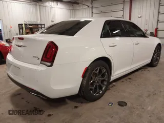 2015 Chrysler 300 S z VIN 2C3CCAGG7FH923212, wystawiony jako IAAI lot #42212494 z przebiegiem 105 000 mil mil oraz . Historia ofert i sprzedaży dostępna na DreamBid. Obrazek 4.