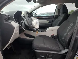 2024 Hyundai Tucson SEL z VIN 5NMJBCDE4RH347897, wystawiony jako Copart lot #58921885 z przebiegiem 26 317 mil mil oraz Szkoda całkowita • Salvage title. Historia ofert i sprzedaży dostępna na DreamBid. Obrazek 7.