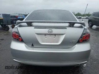 2008 Scion tC Spec z VIN JTKDE167280259526, wystawiony jako Copart lot #57526575 z przebiegiem 164 428 mil mil oraz Szkoda całkowita • Salvage title. Historia ofert i sprzedaży dostępna na DreamBid. Obrazek 6.