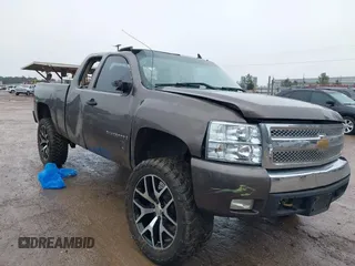 2007 Chevrolet Silverado 1500 LT w/1LT with VIN 2GCEC19J971723987, listed as a IAAI auction lot 41449499 with 302,703 mi miles. Bid and sale history available at carsss.com. Image 6.