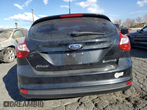 2014 Ford Focus Electric z VIN 1FADP3R46EL311822, wystawiony jako Copart lot #87134034 z przebiegiem 67 235 mil mil oraz Czysty tytuł • Clean title. Historia ofert i sprzedaży dostępna na DreamBid. Obrazek 6.
