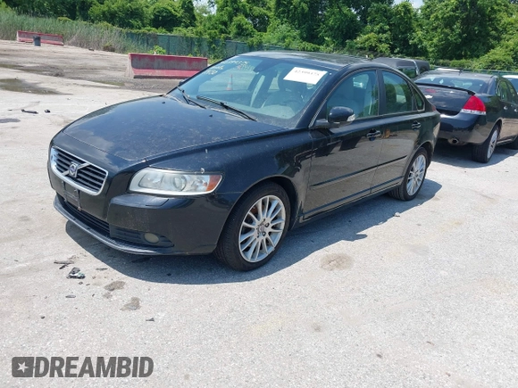 2008 Volvo S40 2.4L с VIN YV1MS390X82365795, выставлен на аукционе IAAI как лот 42399375 с пробегом 175 653 миль миль и . История ставок и продаж доступна на DreamBid. Изображение 2.