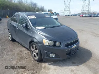 2016 Chevrolet Sonic LTZ z VIN 1G1JE5SB4G4150545, wystawiony jako IAAI lot #41914830 z przebiegiem 166 650 mil mil oraz . Historia ofert i sprzedaży dostępna na DreamBid. Obrazek 6.