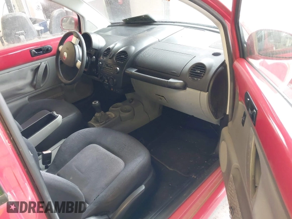 2003 Volkswagen Beetle GLS z VIN 3VWCK21C93M421676, wystawiony jako IAAI lot #42212863 z przebiegiem 115 134 mil mil oraz . Historia ofert i sprzedaży dostępna na DreamBid. Obrazek 5.