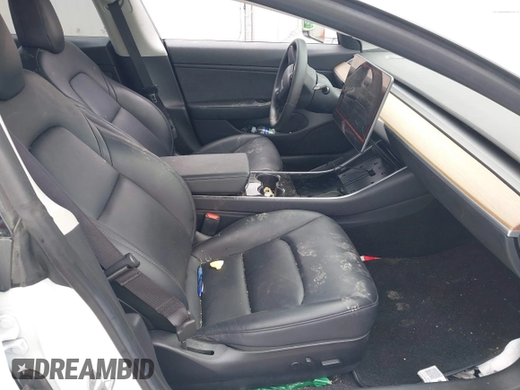 2019 Tesla Model 3 Mid Range z VIN 5YJ3E1EA5KF466517, wystawiony jako IAAI lot #40296116 z przebiegiem 66 509 mil mil oraz . Historia ofert i sprzedaży dostępna na DreamBid. Obrazek 5.