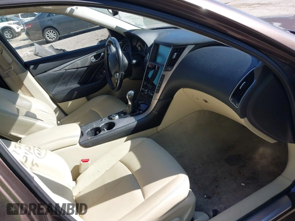 2015 Infiniti Q50 Premium z VIN JN1BV7AR3FM396882, wystawiony jako IAAI lot #37523335 z przebiegiem 89 761 mil mil oraz . Historia ofert i sprzedaży dostępna na DreamBid. Obrazek 5.