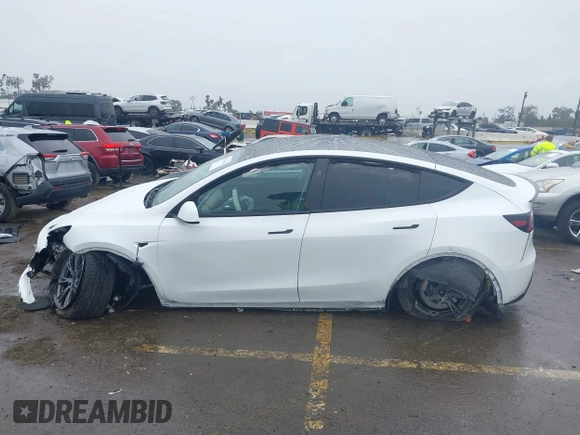 2024 Tesla Model Y Long Range z VIN 7SAYGDEEXRF230169, wystawiony jako IAAI lot #41723049 z przebiegiem Nie podano mil oraz . Historia ofert i sprzedaży dostępna na DreamBid. Obrazek 14.
