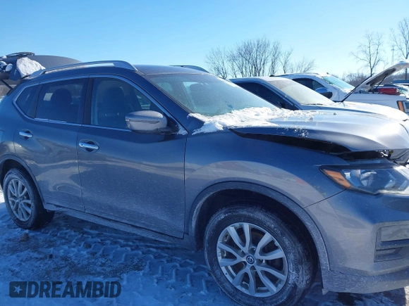 2018 Nissan Rogue SV z VIN KNMAT2MV9JP591094, wystawiony jako IAAI lot #41318760 z przebiegiem 174 551 mil mil oraz . Historia ofert i sprzedaży dostępna na DreamBid. Obrazek 13.