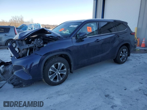 2021 Toyota Highlander XLE with VIN 5TDGZRBH5MS107592, listed as a Copart auction lot 54140165 with 4,957 mi miles and Salvage title. Bid and sale history available at DreamBid. Image 1.